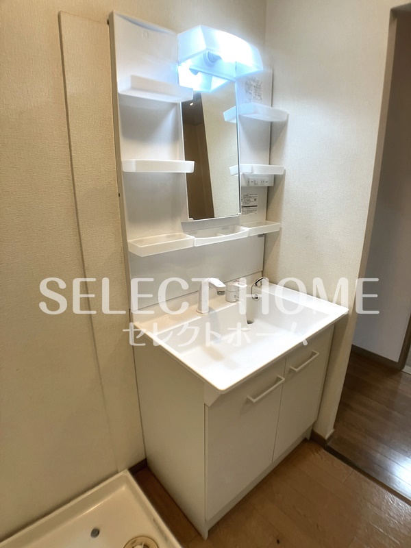 洗面設備　独立洗面台、小物を置くことができて便利です