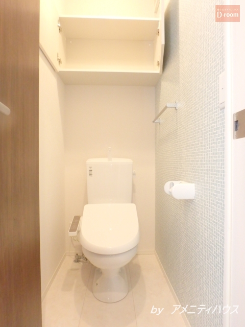 トイレ　●温水洗浄暖房便座付きの快適なトイレスペース。