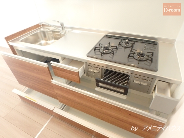 キッチン　●３口ガスコンロ・グリル付きのシステムキッチン。