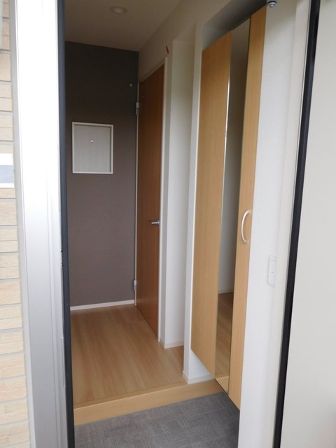 玄関　収納たっぷりの下駄箱付