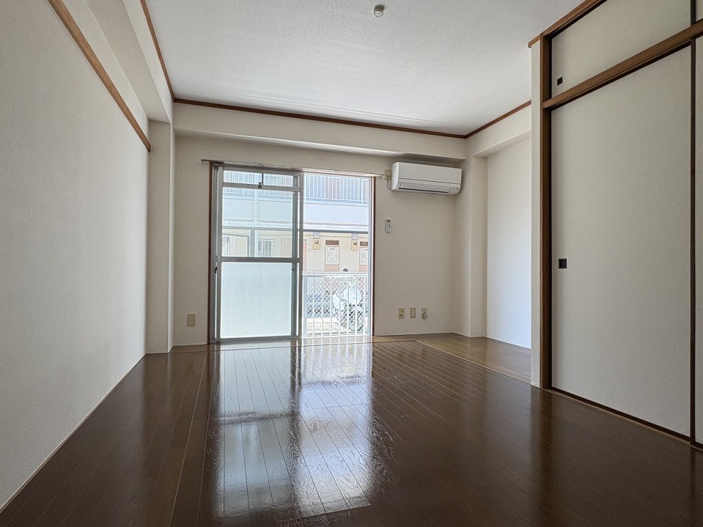 居室・リビング　南向き明るい室内