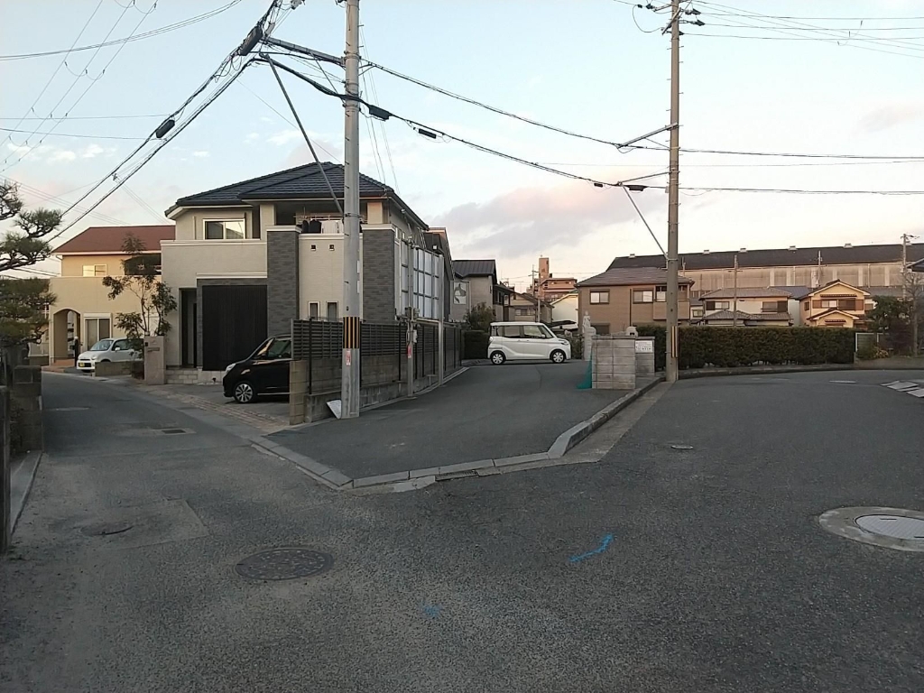 【加古川市平岡町山之上のアパートの駐車場】