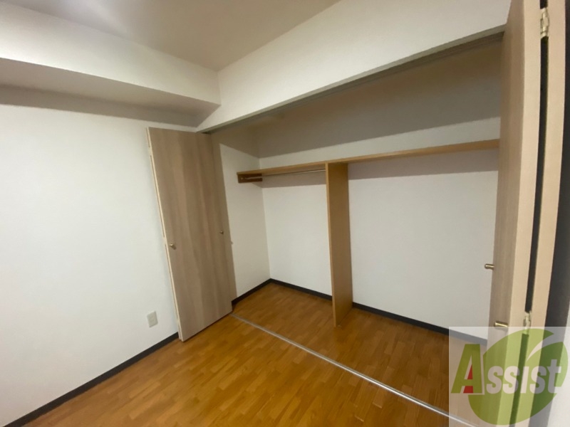 収納　こちらの収納にはハンガーをかけて服もしまえますね。