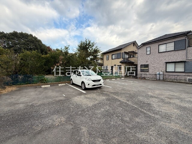 【保田ケ池コーポの駐車場】