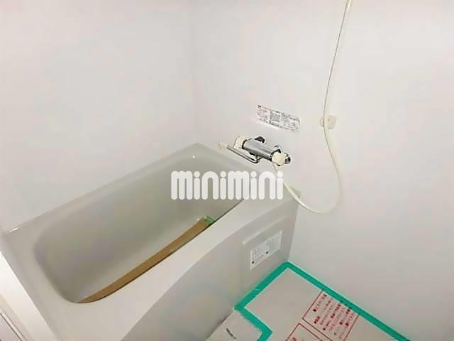 バス・シャワールーム　バスルームとなります。