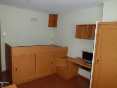 居室・リビング　メイプルカラーで統一された素敵なベッドや棚。