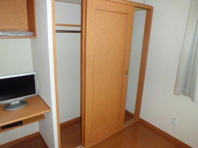 収納　丈の長い衣服もスッキリ収納できます。