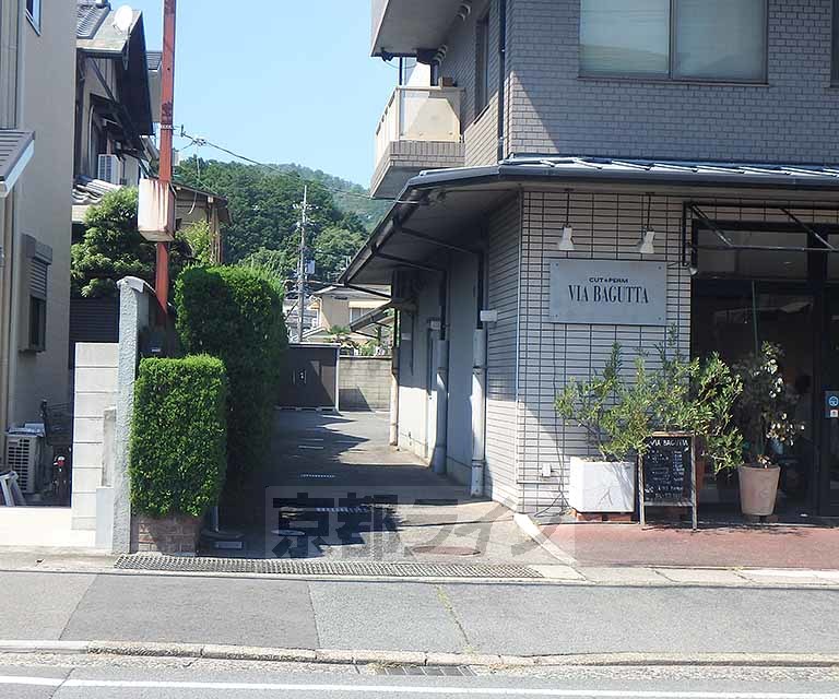 【京都市左京区岩倉南平岡町のマンションのエントランス】