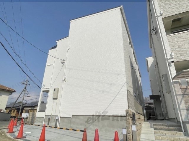 【枚方市長尾元町のアパートの建物外観】