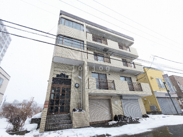 札幌市西区八軒三条東のマンションの建物外観