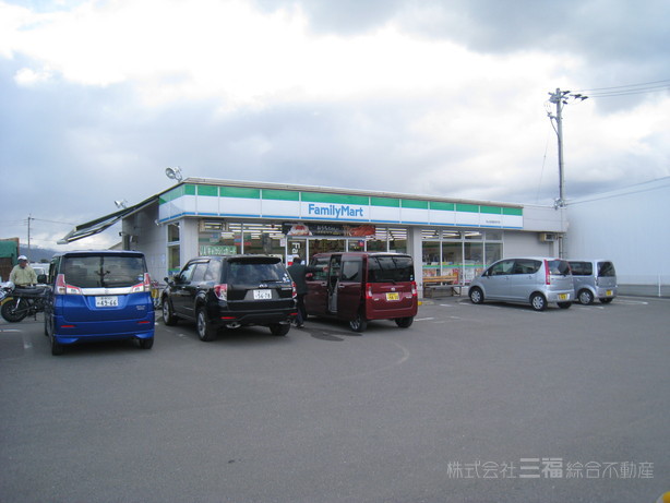 コンビニ　ファミリーマート（コンビニ）まで605m