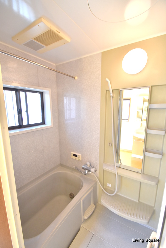 バス・シャワールーム　浴室乾燥暖房・追い焚き機能完備