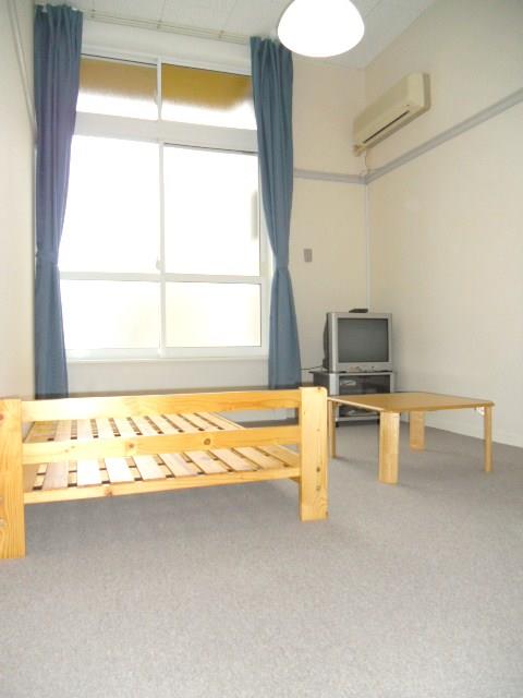 居室・リビング　ロフトタイプは天井が高いので開放的なお部屋となります。