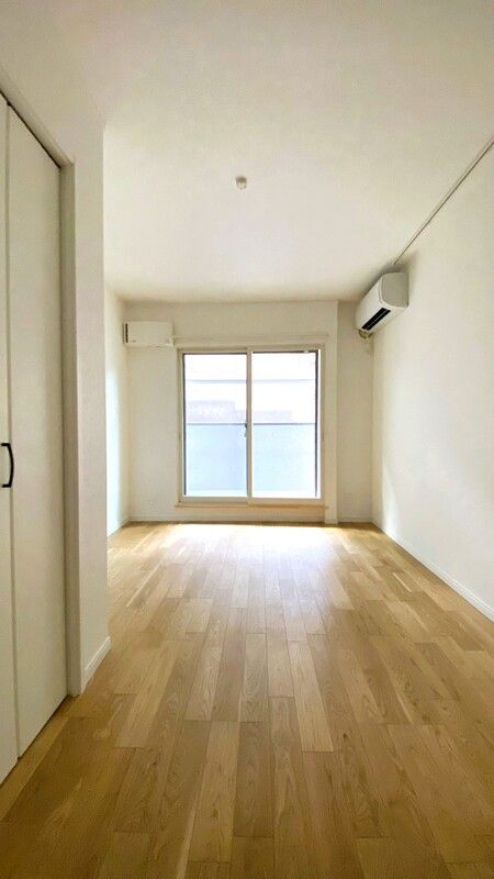 居室・リビング　落ち着いた色合いの床材を使用した居住空間です。