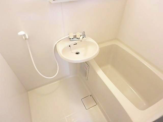 バス・シャワールーム　バスルームです。