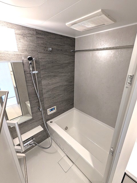 バス・シャワールーム　追焚オートバス、浴室換気乾燥機、スライドバー付シャワー水栓