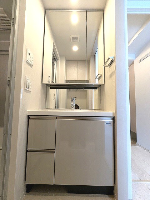 洗面設備　2面鏡付、ハンドシャワー付の独立洗面台、洗面台下にヘルスメー