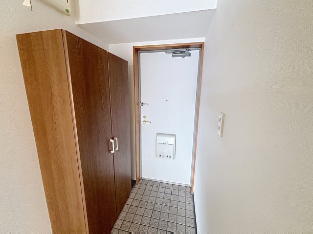 玄関　掲載写真は同型モデルを掲載しております。実際のお部屋と仕様等