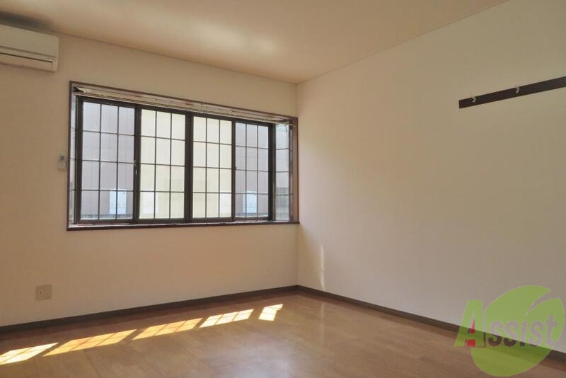 居室・リビング　お部屋は１０帖あって広々とした空間でイイ感じ。