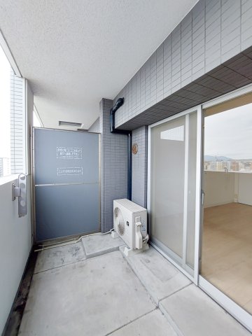 バルコニー　別号室のものです。現状優先になります。