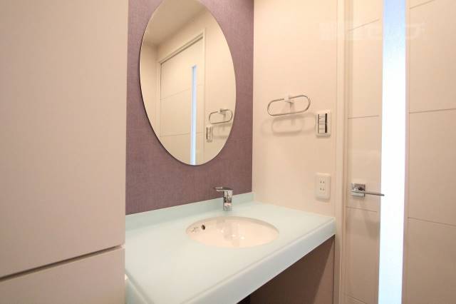 洗面設備　鏡が丸くておしゃれです