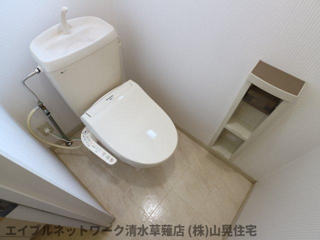 トイレ　落ち着いた色調のトイレです