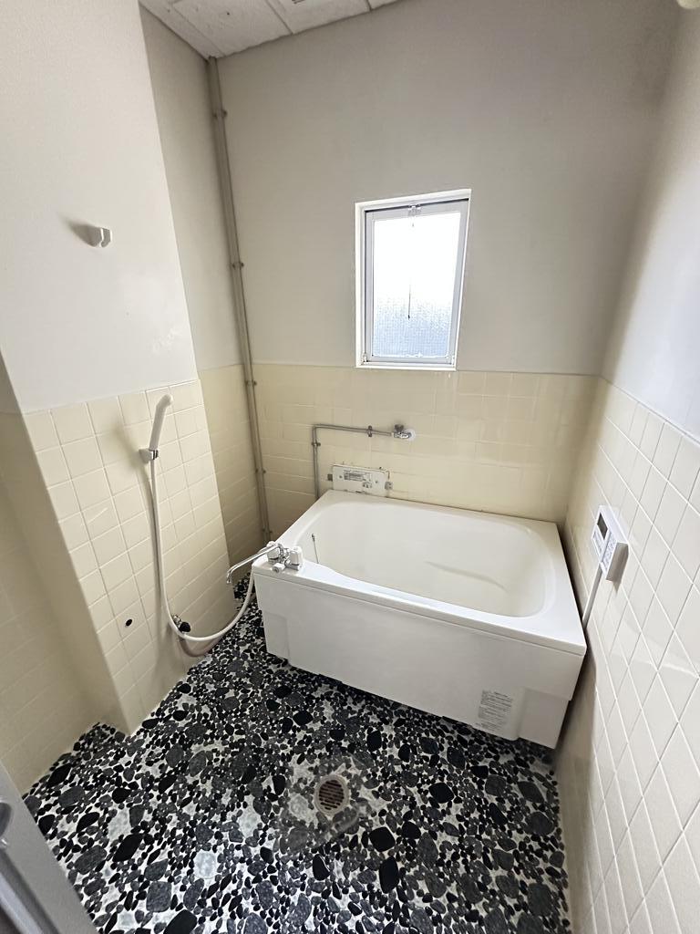 バス・シャワールーム　珍しいタイルのお風呂　浴槽新品です！