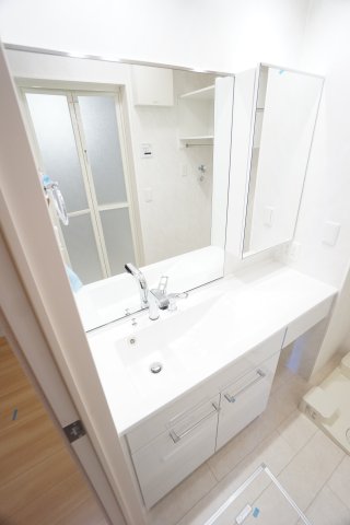 洗面設備　※同物件・反転タイプの写真です。