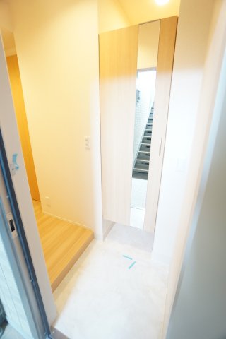 玄関　※同物件・反転タイプの写真です。