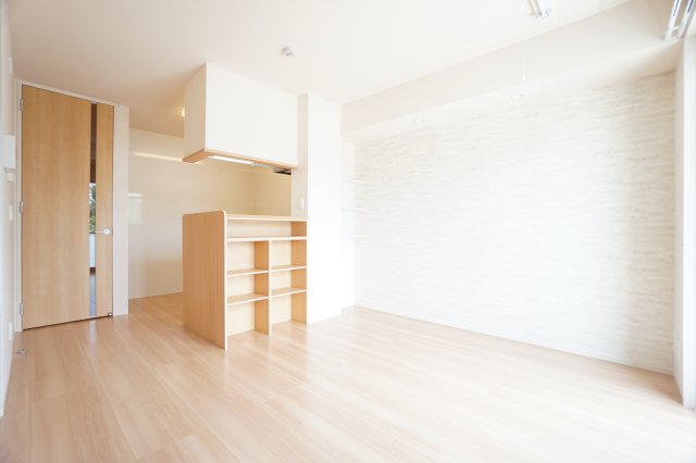 居室・リビング　※同物件・反転タイプの写真です。