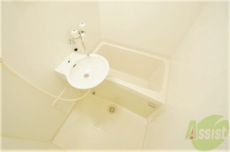 バス・シャワールーム　同タイプ物件の為、形状や間取寸法、色調等が実際とは異なります