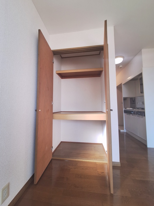 収納　★棚板付きの収納★