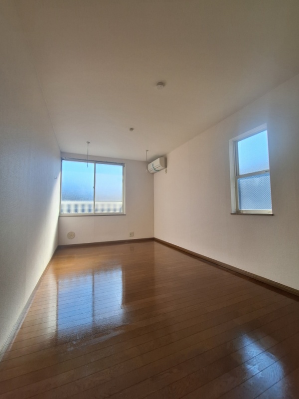 居室・リビング　★２面採光の洋室★