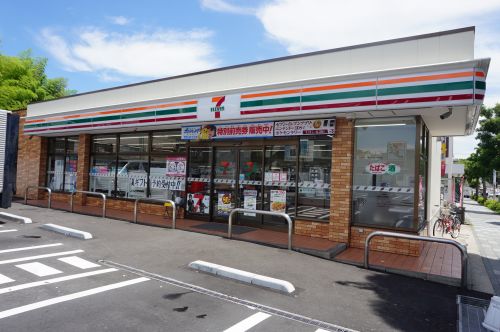 コンビニ　セブンイレブン横浜港南台3丁目店（コンビニ）まで758m