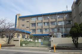 小学校　摂津市立鳥飼北小学校（小学校）まで429m