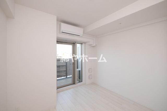 居室・リビング　落ち着いた色調の洋室です