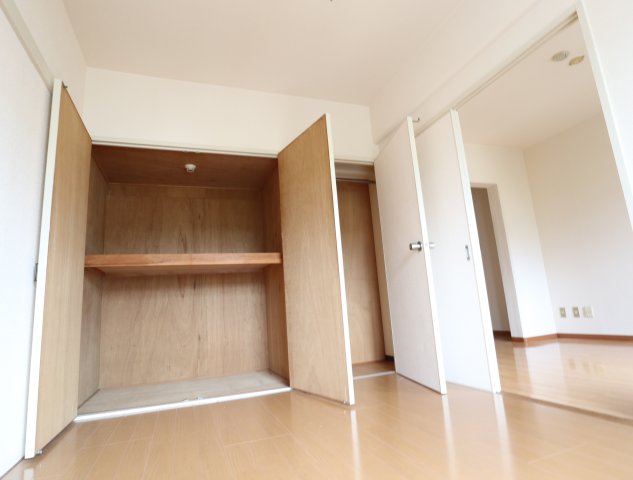 収納　開放的な寝室です