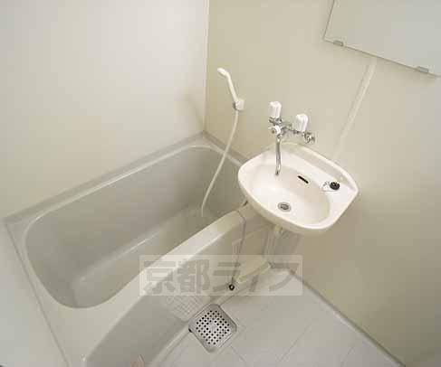 洗面設備　鏡も付いてますよ