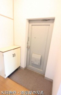 玄関　※別号室の為、現況優先