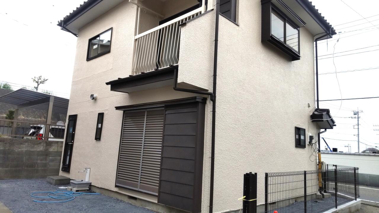 建物外観　砂利を敷き、外水道設置。