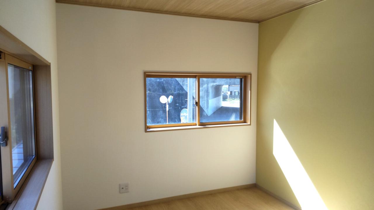 その他部屋・スペース　2階6帖洋間。木目天井とイエロークロスで明るいお部屋です。