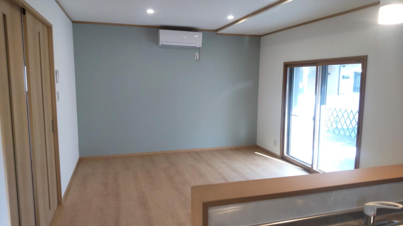 居室・リビング　LDK14.5帖。爽やかなブルーグレーのアクセントクロス。