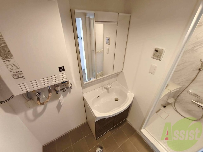 洗面設備　独立洗面台です。大きくてよいですね。シャンプーもできます！