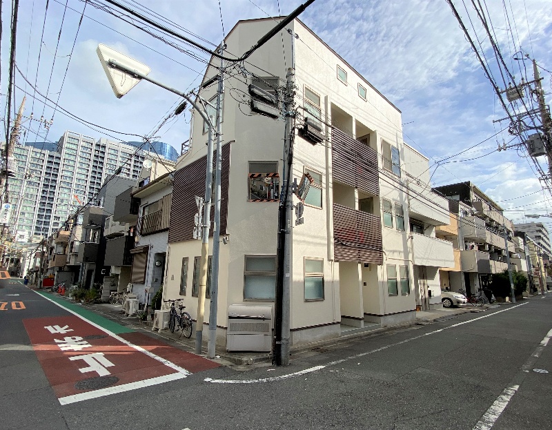 建物外観　3階建て・１フロア２住戸