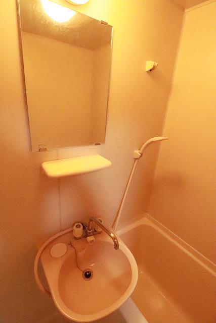 洗面設備　洗面（写真は102号室）