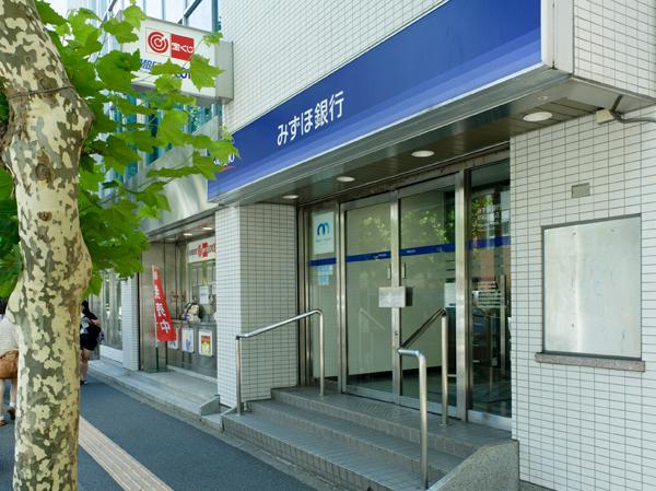 銀行　みずほ銀行早稲田支店（銀行）まで204m