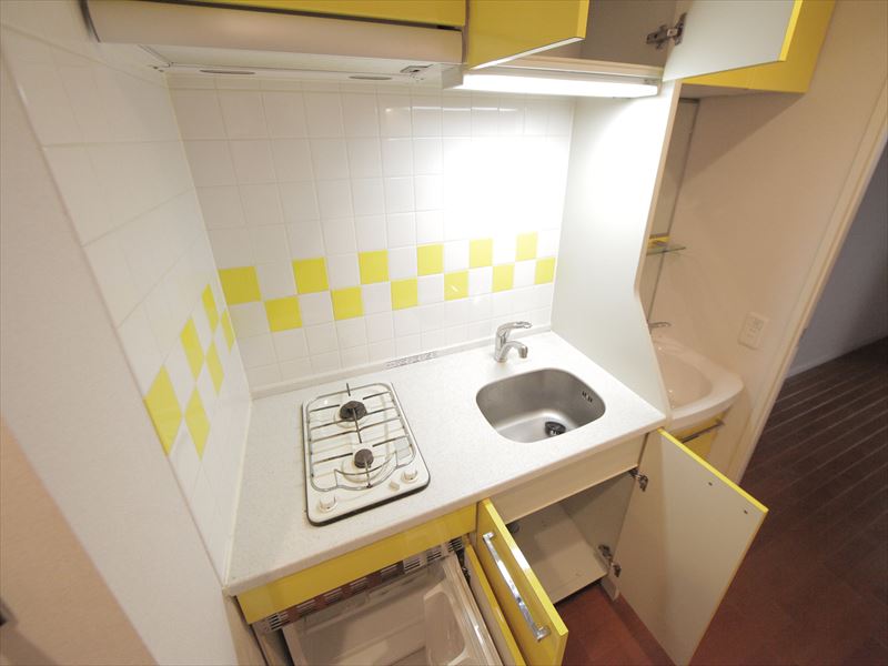 キッチン　キッチン　ガスコンロ2口　収納棚有　ミニ冷蔵庫付