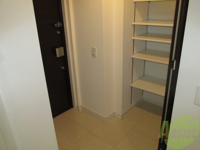 玄関　玄関にはシューズボックスもついてるので、玄関周り片付きますね