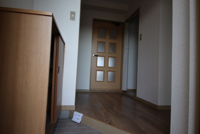 玄関　※別号室参考写真の為現状優先となります