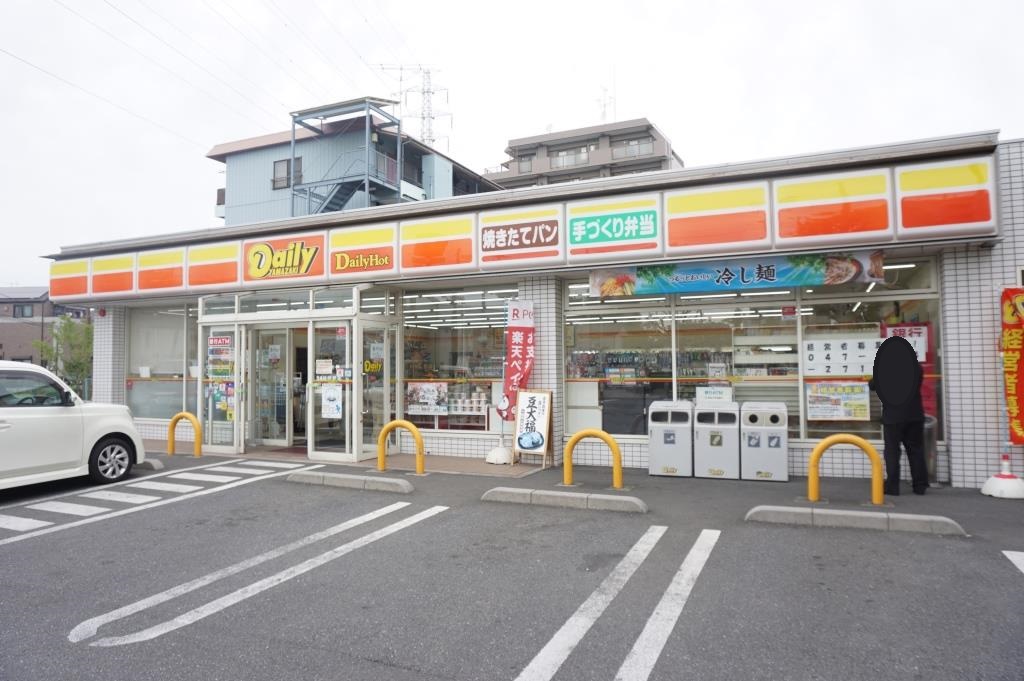 コンビニ　デイリーヤマザキ 足立谷在家月の友店（コンビニ）まで398m